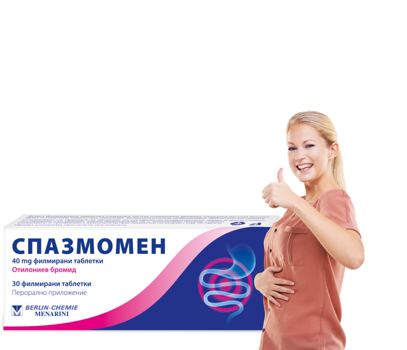 Щастлива млада жена, която докосва корема си и вдига палец