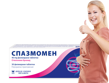 Щастлива млада жена, която докосва корема си и вдига палец
